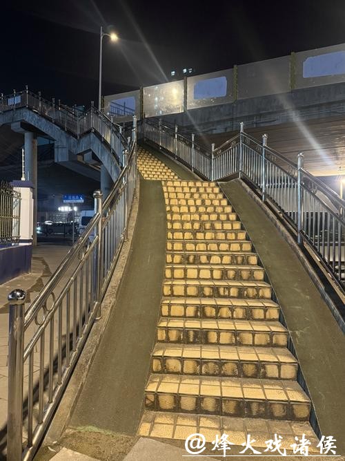 过个天桥要爬三四层楼那么高！杨浦这处“交通要道”急盼加装无障碍电梯